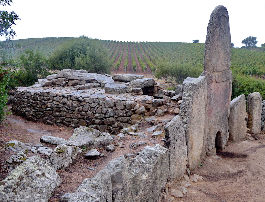 Arzachena, giant tomb Coddu Vecchiu (photo: Royonx, CC BY-SA 3.0)