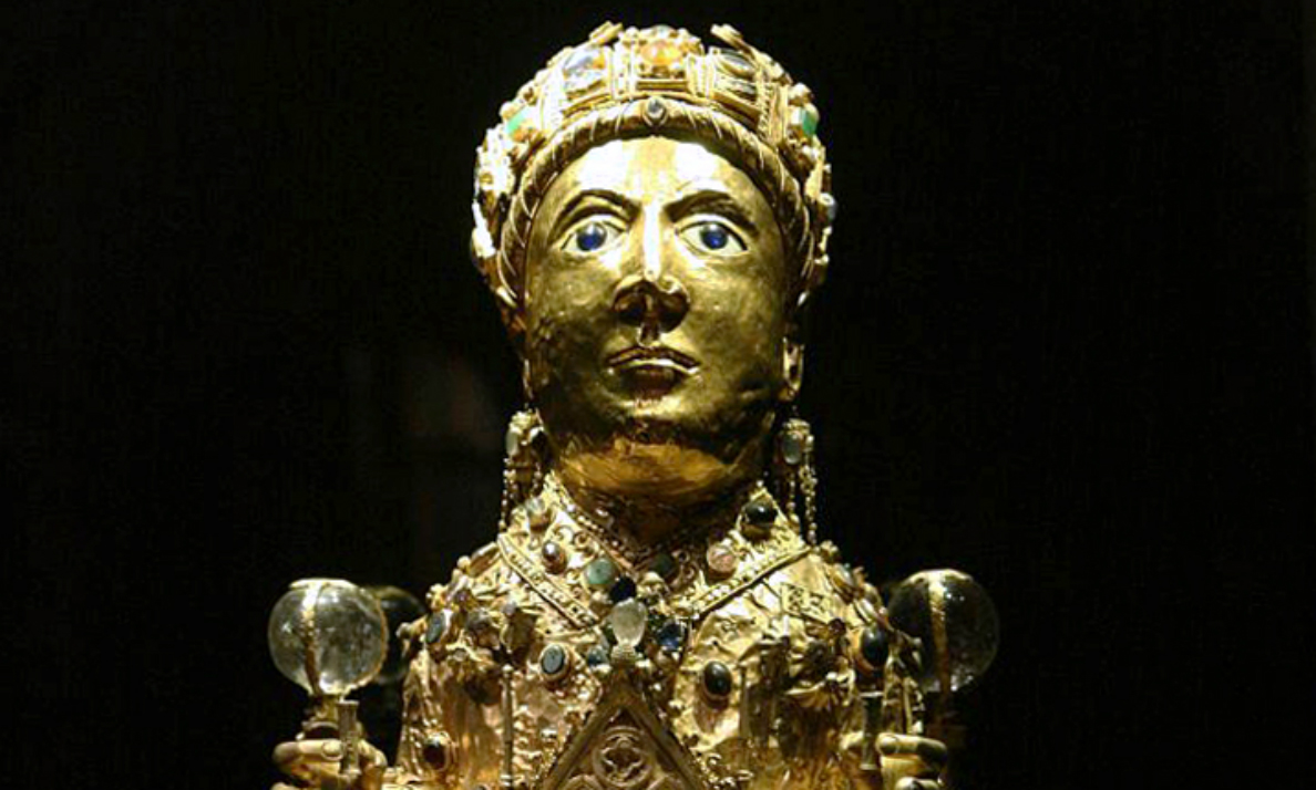 Reliquary statue of Sainte-Foy (Saint Faith), late 10th to early 11th century with later additions, gold, silver gilt, jewels, and cameos over a wooden core, 33 1/2 inches (Treasury, Sainte-Foy, Conques; photo: Holly Hayes, CC BY-NC 2.0)