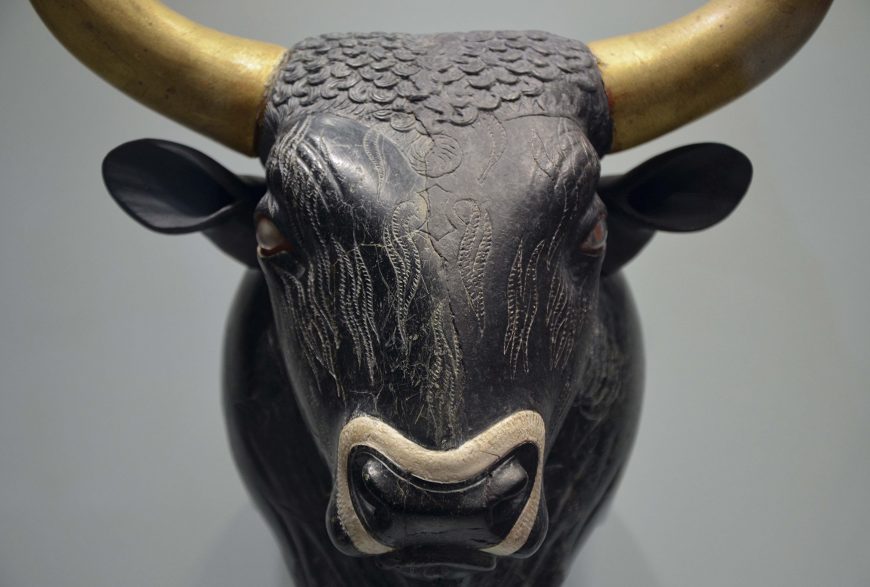 Bull's head rhyton from the palace at Knossos, c. 1550-1500 B.C.E., black steatite, jasper, and mother-of-pearl, 26 cm high (Archaeological Museum of Heraklion, photo: Carole Raddato, CC BY-SA 4.0)