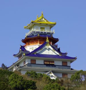 Reconstruction of main keep of Azuchi Castle (Ise Azuchi-Momoyama Bunka Mura, image: Wikimedia Commons) 