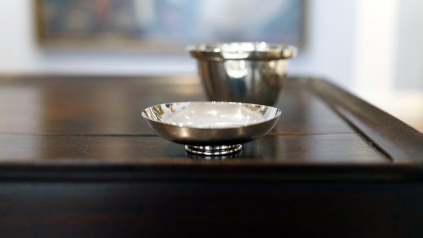 Covered sugar bowl, c. 1745, silver, 11.5 x 9.1 cm (Wadsworth Atheneum Museum of Art)