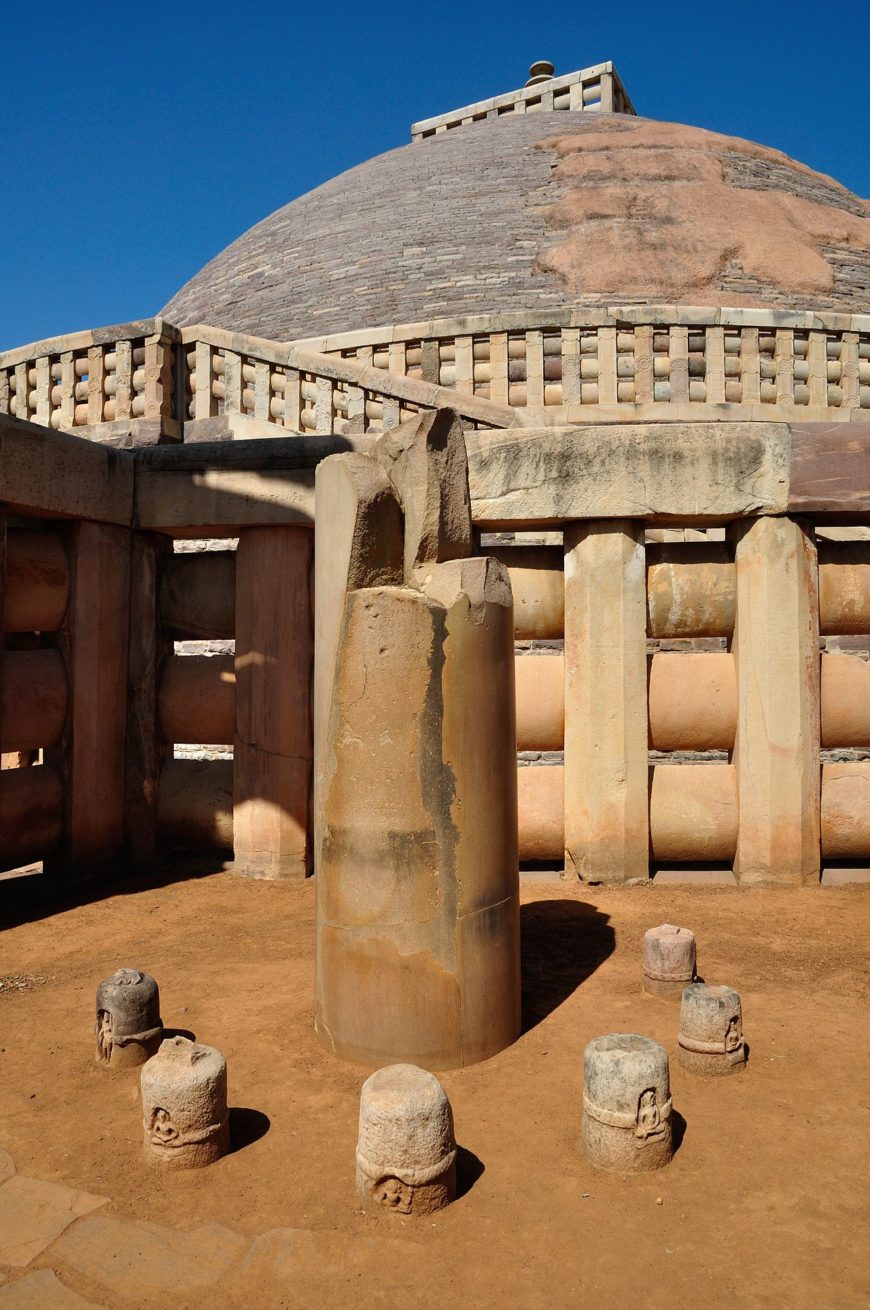 Ashokan pillar near Sanchi stupa, c. 3rd c. B.C.E., Madhya Pradesh (photo: Biswarup Ganguly, CC BY-3.0)