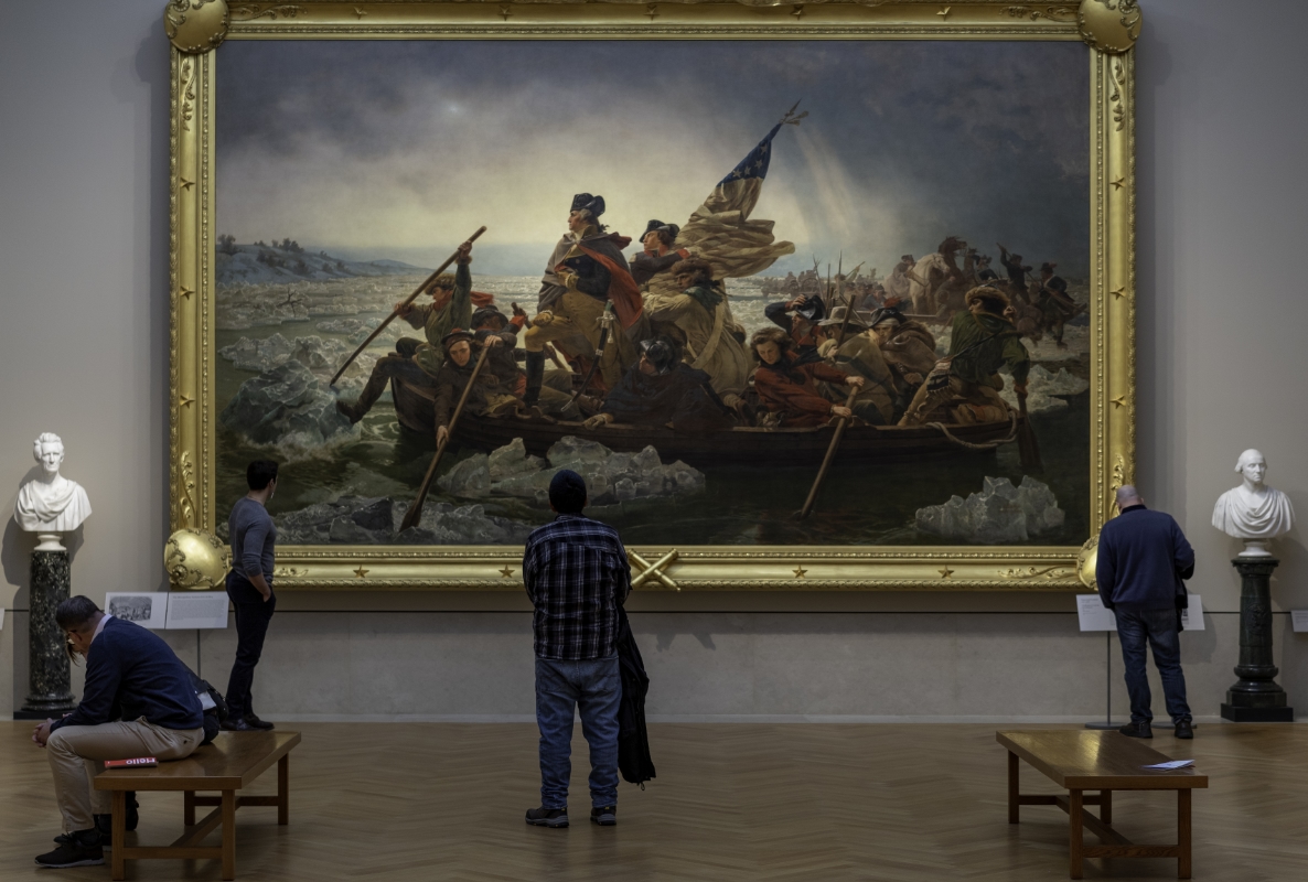 Viewers in front of Emanuel Leutze, Washington Crossing the Delaware, 1851, oil on canvas, 378.5 x 647.7 cm (The Metropolitan Museum of Art, New York)