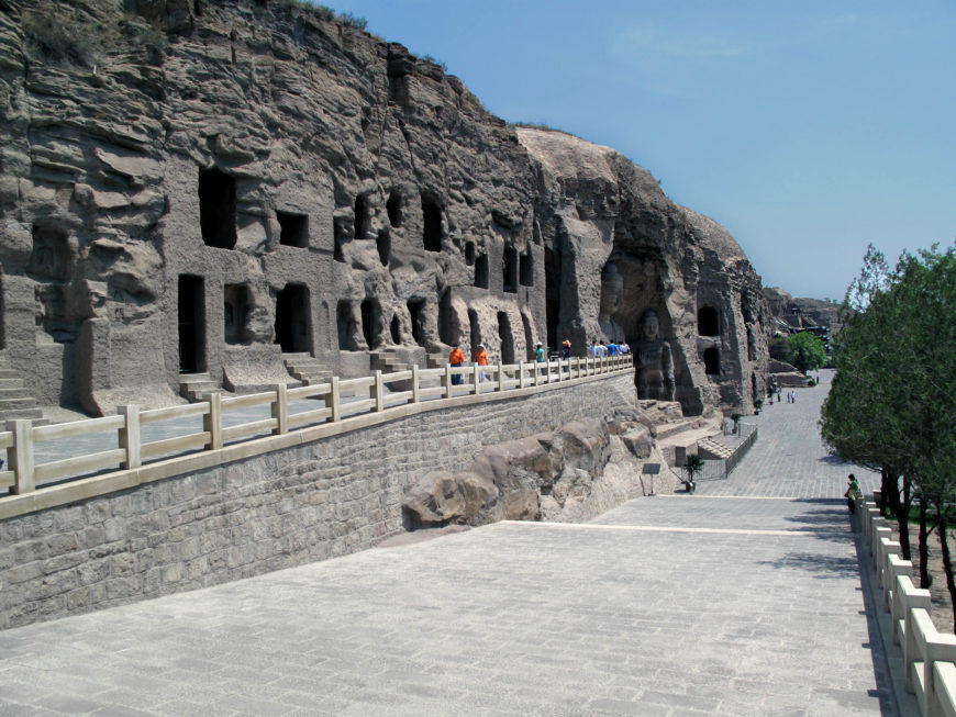 Caves and niches of Yungang, Datong, China (photo: G41rn8, CC BY-SA 4.0)