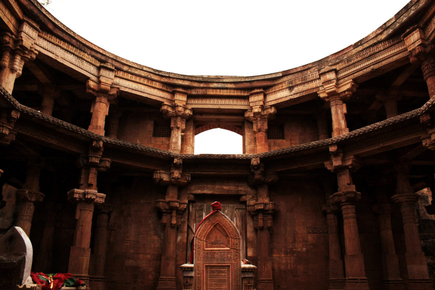 Mausoleum attached to the Friday mosque of Khambayat (also known as Cambay) (photo: Mufaddal Abdul Hussain, CC BY-SA 3.0)