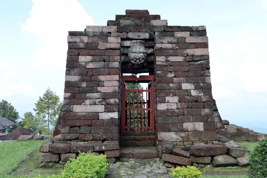 The roofed gate seen from behind, Sukuh, Java (photo: Panggah Ardiyansyah)