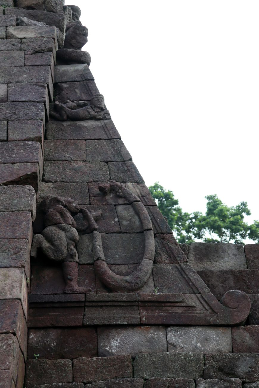 The pictorial chronogram on the right wing of the gate, Sukuh, Java (photo: Panggah Ardiyansyah)