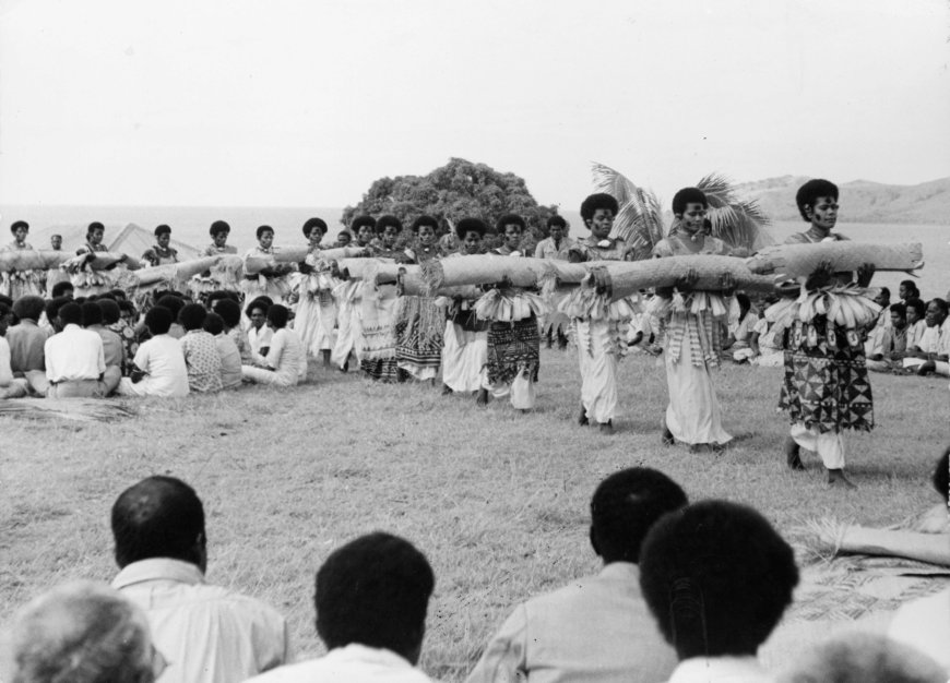 Presentation of Fijian mats and tapa cloths to Queen Elizabeth II during the 1953–54 royal tour, silver gelatin print, 16.5 x 22 cm (Alexander Turnbull Library, Wellington, New Zealand)