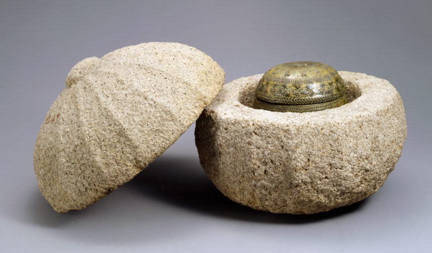 Stone casket and funerary urn, 9th century (Unified Silla), casket: 43 cm high, urn: 16.4 cm high, attributed to Gyeongju, National Treasure 125 (National Museum of Korea; photo: Cultural Heritage Administration of the Republic of Korea)