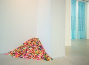 Felix Gonzalez-Torres, Untitled (Portrait of Ross in L.A.), 1991; background: Felix Gonzalez-Torres, Untitled (Loverboy), 1989. Installed in Felix Gonzalez-Torres, Rockbund Art Museum, Shanghai (The Felix Gonzalez-Torres Foundation; photo: Yan Tao) © The Felix Gonzalez-Torres Foundation