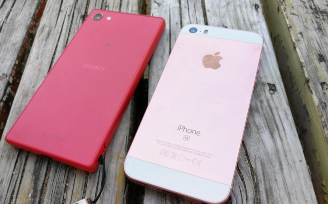 xperia-z5-compact-vs-iphone-se