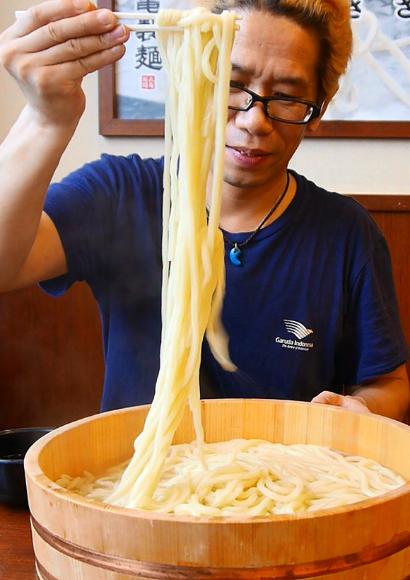 How many RocketNews24 reporters does it take to eat one family’s worth of udon?