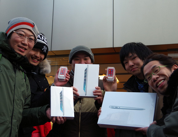 This Apple store gave away 15 Macbook Airs, stacks of iPads and accessories in “lucky bags” this morning