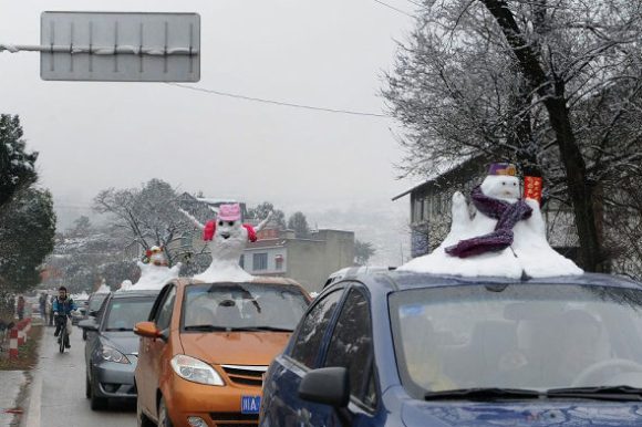 Rooftop snowmen