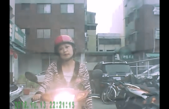 Scooter girl becomes internet sensation with her ballsy driving, epic stink-eye 【Video】