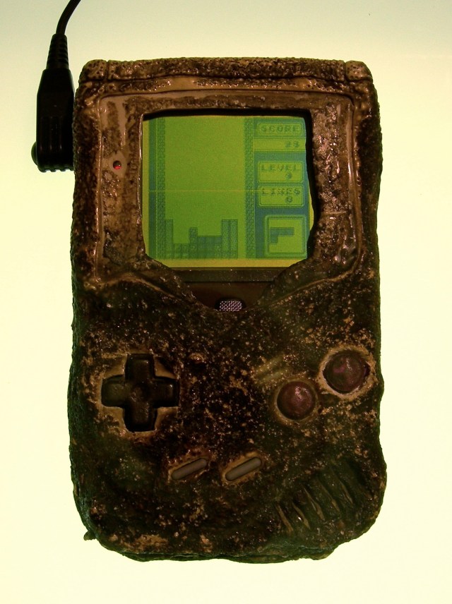 Sturdy enough to survive a bomb and 9 other facts about the Game Boy【Video】