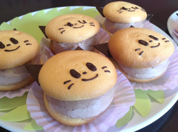 Cute cat cakes captivate our culinary cravings