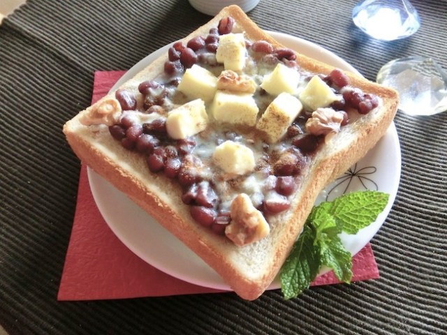 Red bean paste and cream cheese — a divinely sweet combination?