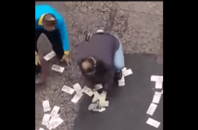 It’s a Christmas Miracle in Hong Kong! 15 million HK dollars scattered around the city【Video】