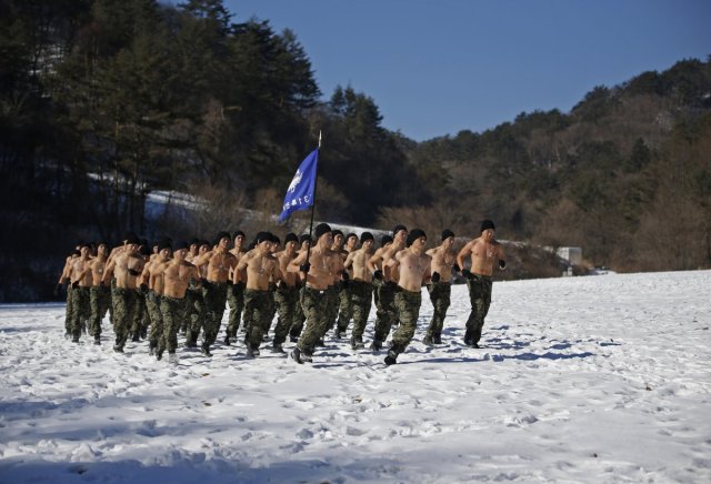 Intense photos of South Korean Special Forces training in the snow