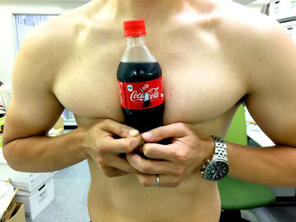 Our Japanese writer tries the “hold a coke with your boobs” challenge