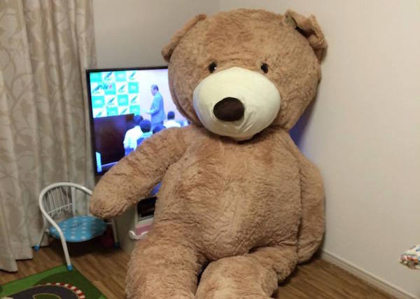 Need a gift to ensure your friends never forget you? How about a ridiculously huge teddy bear!