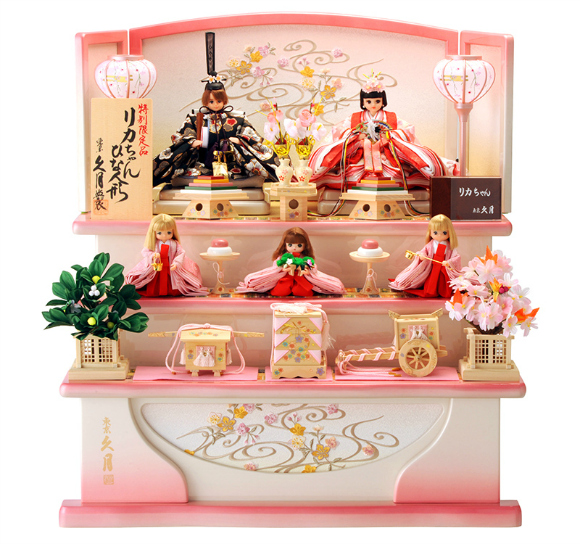 Licca-chan gets the royal treatment in this gorgeous Doll Festival set