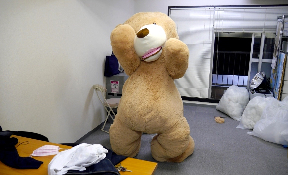 Be the bear: We skin our eight-foot-tall teddy bear and climb inside【Pics & Video】