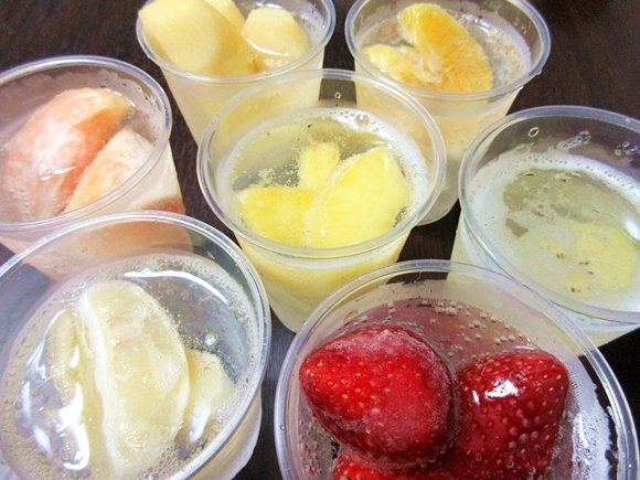 Frozen fruit used as ice cubes: Colorful, fun, and deliciously refreshing! 【Taste test】