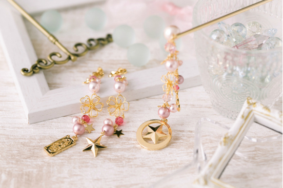 Add some subtle shine to your outfit with these Cardcaptor Sakura earrings