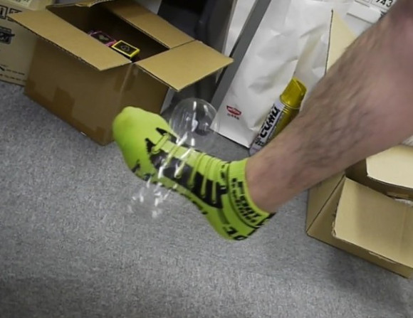 RocketNews24 office becomes enthralled with Leo Messi FootBubbles【Video】