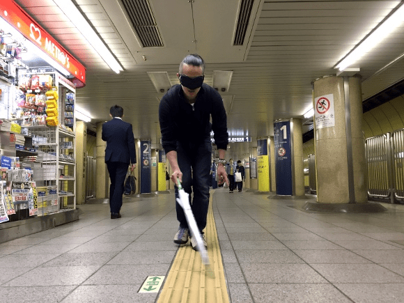 Smartphone remorse – Commuting with a blindfold to better understand blind pedestrians’ plight