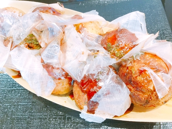 Takoyaki store in Tsukiji serves up dried bonito flakes even bigger than the octopus balls