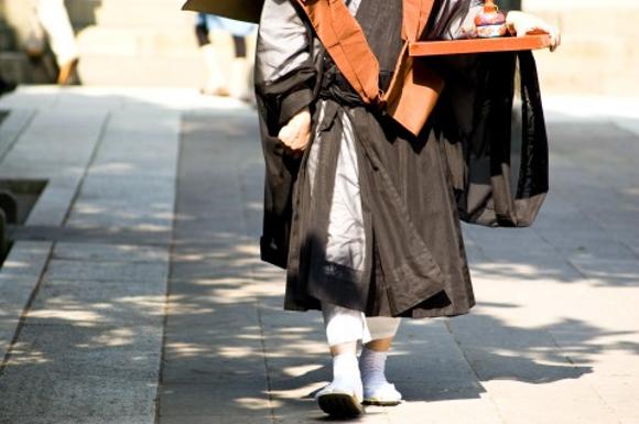 Overworked Japanese monk cured by the power of online gaming