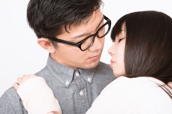 Japanese karaoke chain offers discounts for couples who kiss in front of the employees