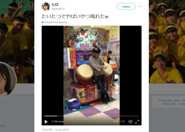 Japanese guy plays two-player Taiko No Tatsujin alone, blindfolded and backwards【Video】