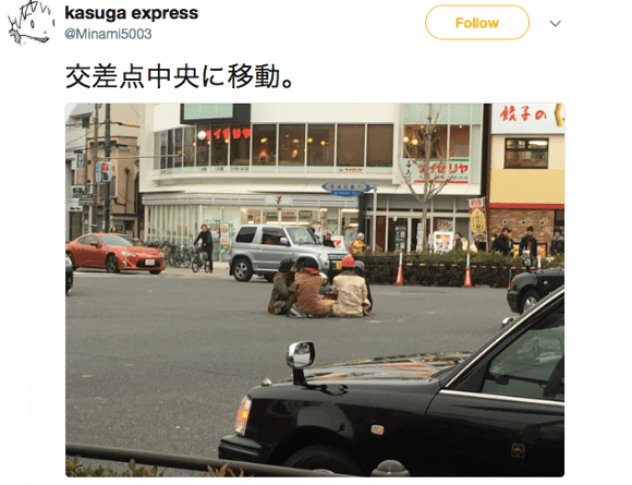 Japanese youths anger police by sitting at kotatsu table at busy Kyoto intersection【Video】