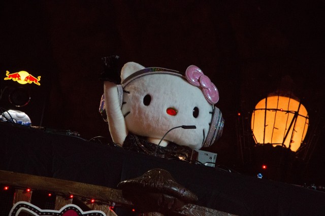 DJ Hello Kitty drops the beat and F-bombs at all-night Sanrio Puroland Halloween event【Video】