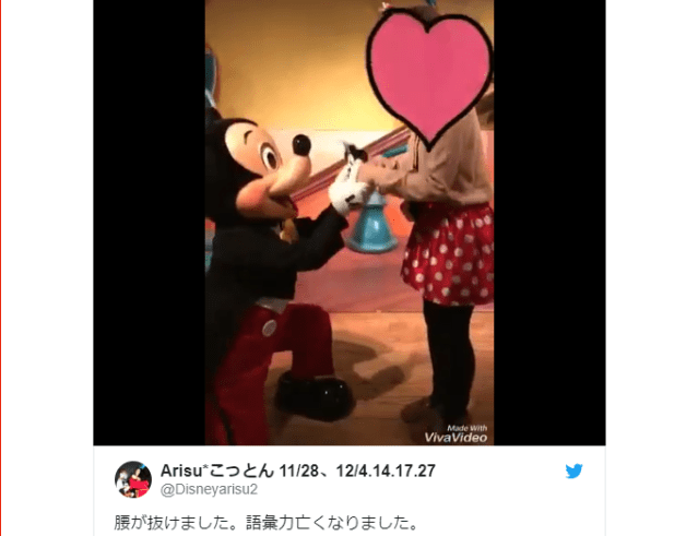 Mickey Mouse kisses a Japanese fan for so long she falls backwards【Video】