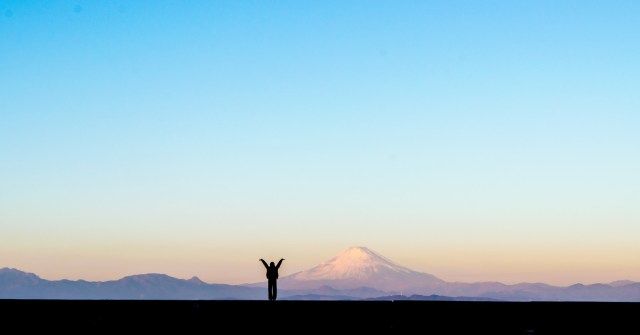 Japanese pilot flies close to Mt Fuji, asks passengers to look out the window