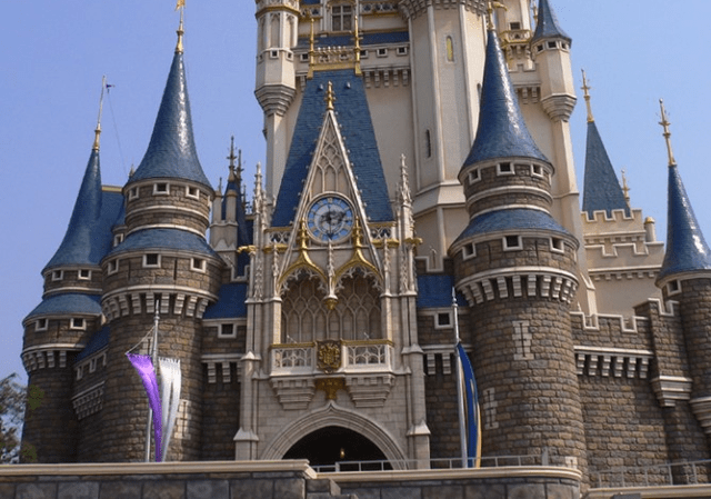 Japanese middle school teacher kisses her student at Tokyo Disneyland during date, gets fired