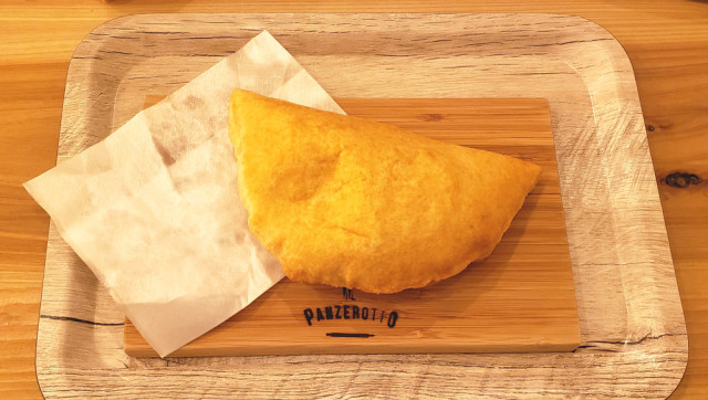 We try traditional Italian fried pizza pockets in Tokyo, fall in love