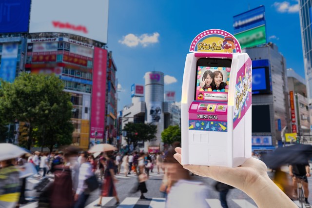 Miniature purikura photo booth from Japan lets you feel like a Japanese schoolgirl from the ’90s