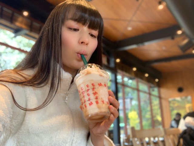 We try the Nutty White Chocolate Christmas Frappuccino from Starbucks Japan