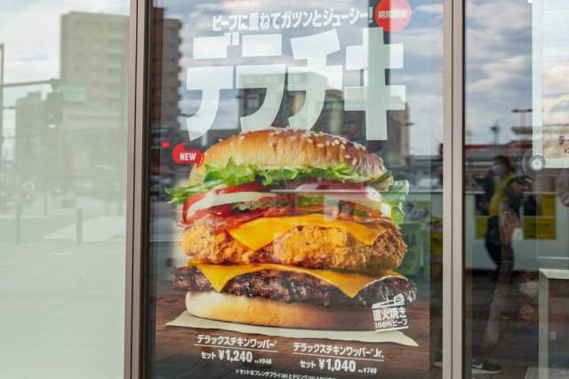 We tried Japan Burger King’s Deluxe Chicken Whopper for some serious volume 【Photos】