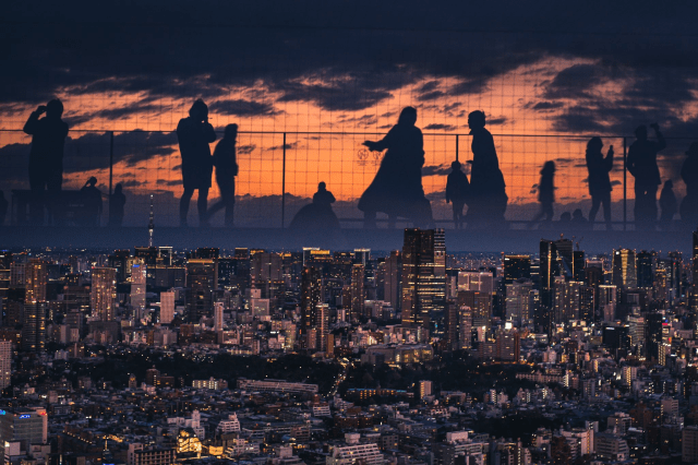 People in the Tokyo sky, and with no CGI! Photographer’s amazing photo tricks are all in-lens