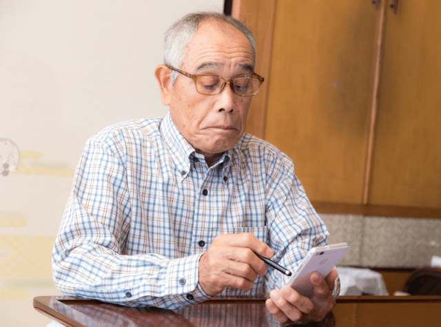 Old man with smartphone in Japan creates new problem with his high-risk way to shop for masks