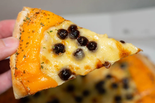 Domino’s now sells tapioca boba pizza in Japan, and we’re so very, very confused【Taste test】