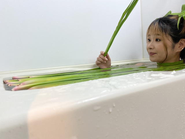 Japanese bath hack: Toss iris leaves in the tub for a traditional shobu yu soak【Photos】