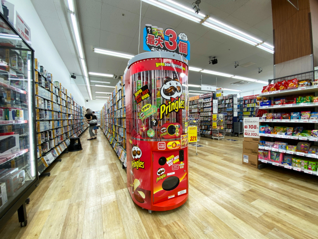 We track down rare Ramen Pringles, sold only at special vending machines in Japan